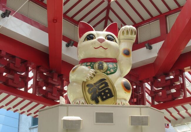 ”大須の巨大招き猫”